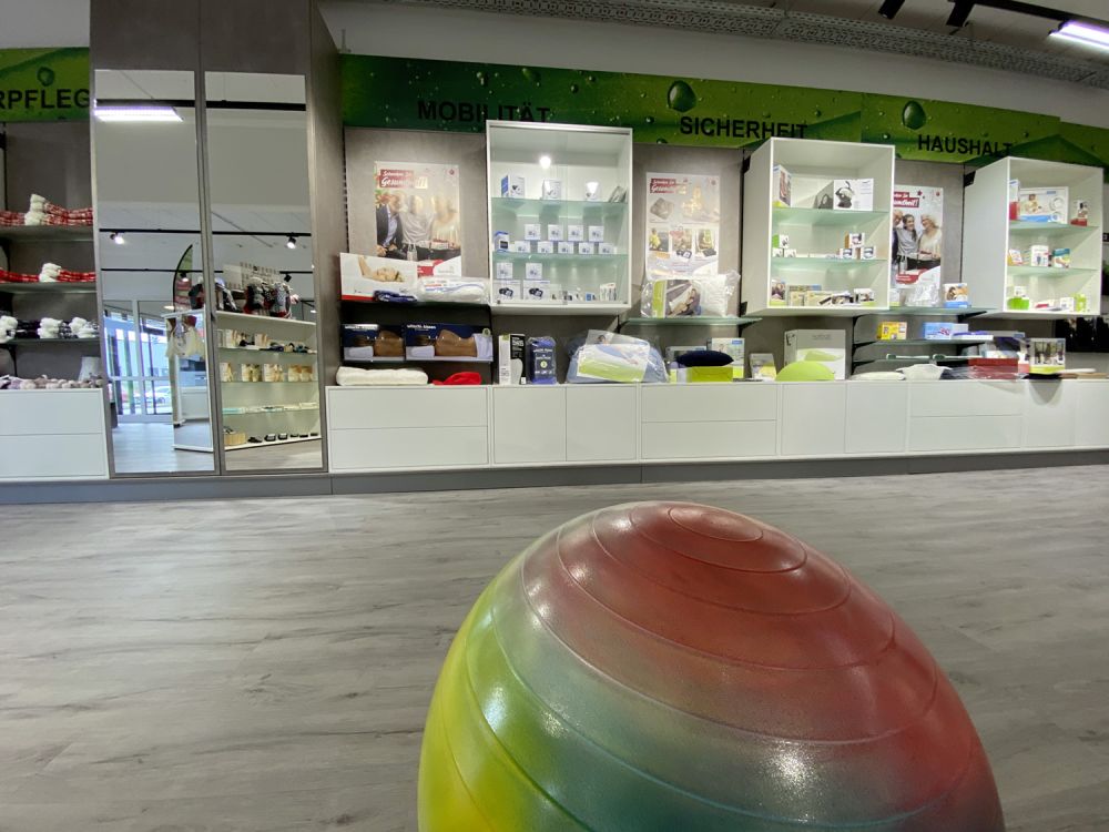 Stilvoll gestaltete Wandansicht mit integrierten Präsentationsflächen und eleganten Schubkästen. Die klare Linienführung und hochwertige Materialien verbinden Funktionalität mit modernem Design und schaffen ein aufgeräumtes, ästhetisches Gesamtbild.