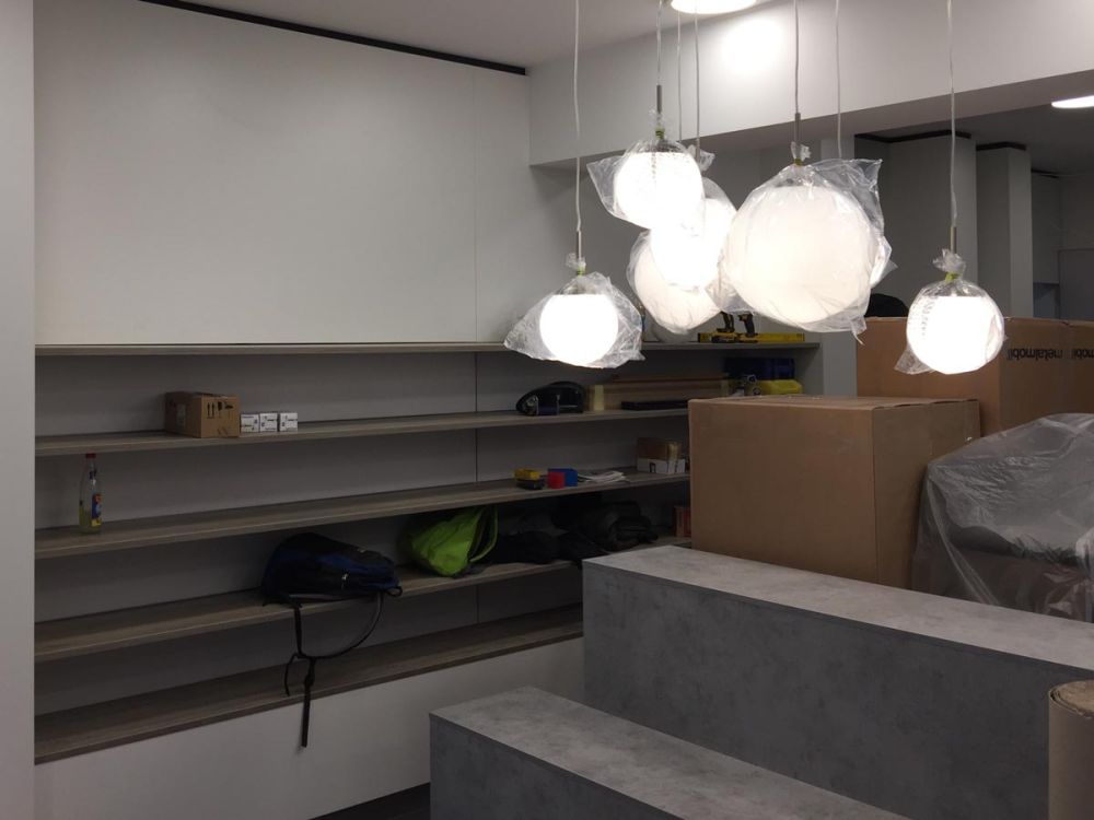 Elegante Hängelampen im Ladenausbau.