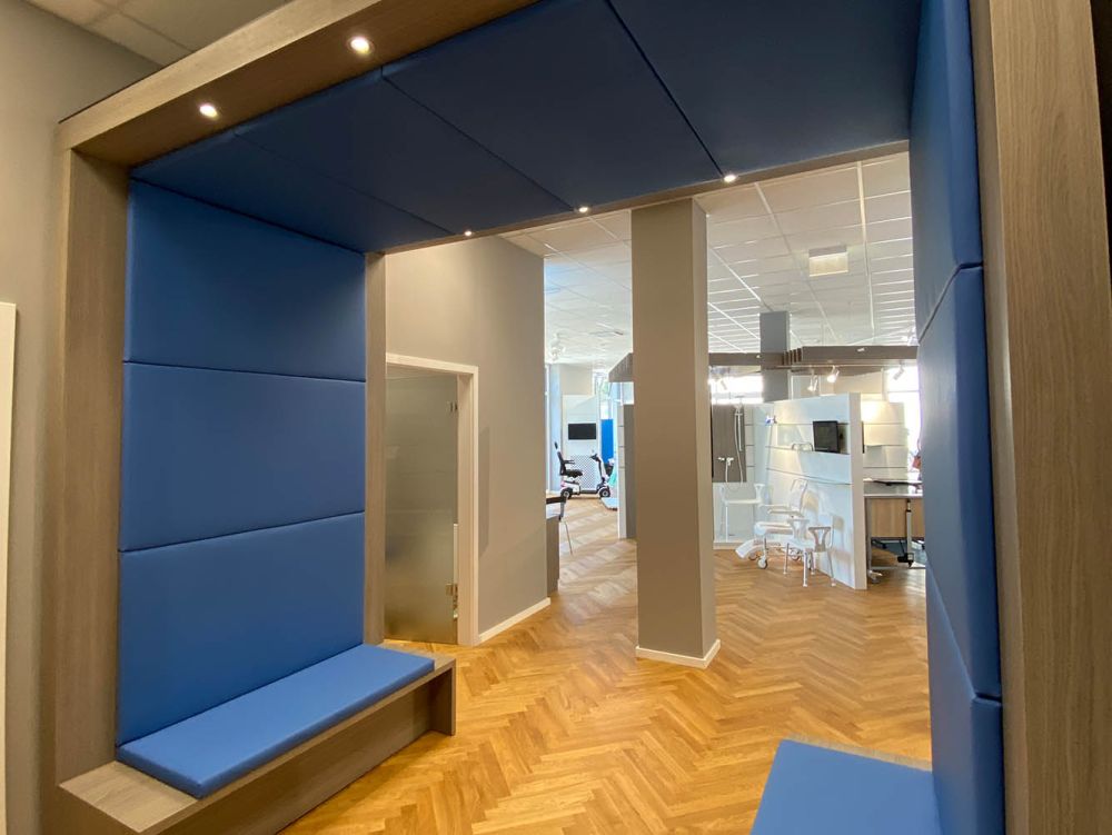 Modern gestaltete Wartezone mit klaren Linien, warmen Materialien und barrierefreier Möblierung.