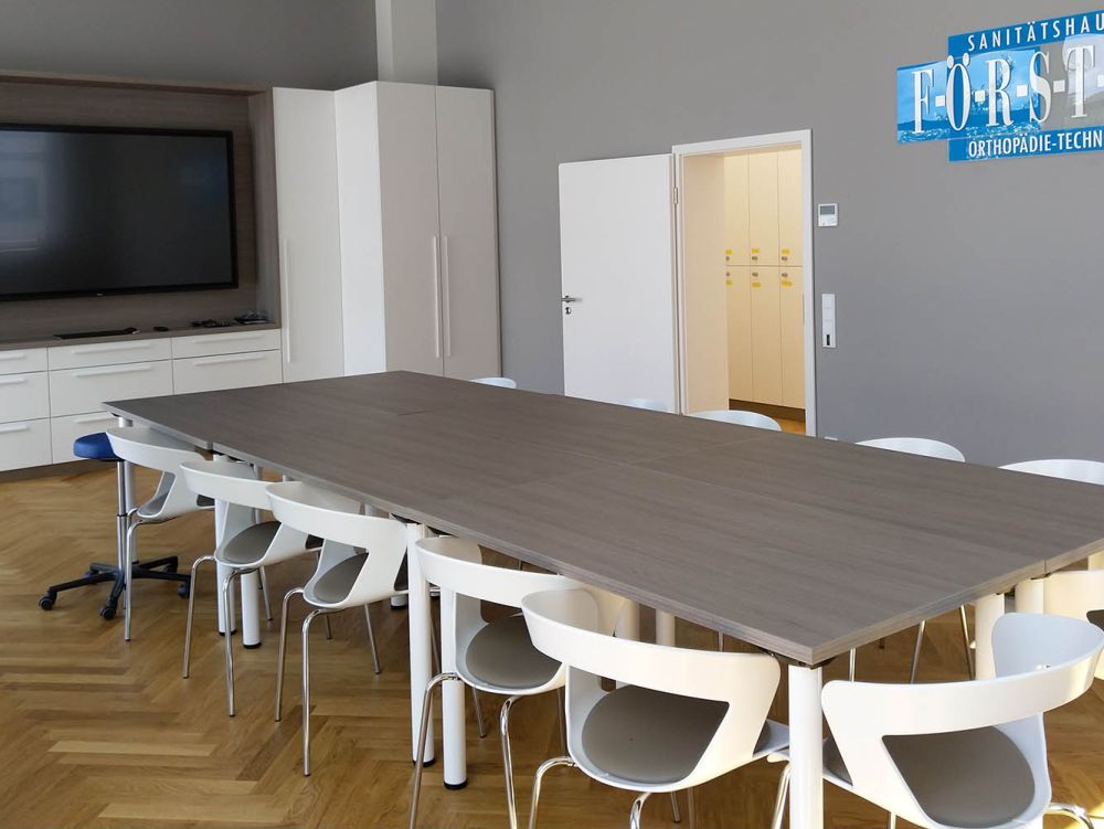Besprechungs- und Meetingraum im Sanitätshaus Förster in Frankfurt. Professionelle Umgebung für produktive Zusammenarbeit und Diskussionen.