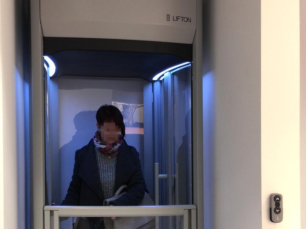 Personen-Aufzug im barrierefreien Ladenausbau 