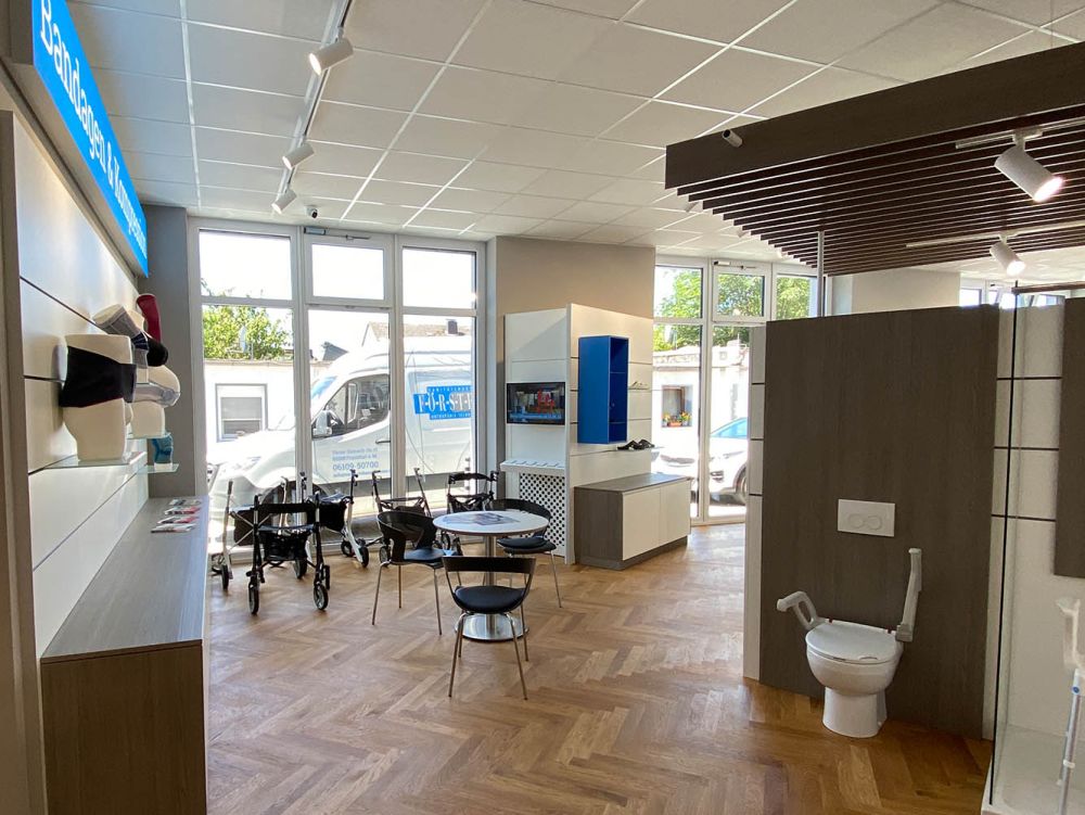 Die Verkaufsfläche ist offen und freundlich gestaltet, mit Farben, Materialien und Strukturen, die gezielt auf die Bedürfnisse der verschiedenen Kundengruppen abgestimmt sind. Die Atmosphäre unterstützt eine angenehme und kundenorientierte Beratung.