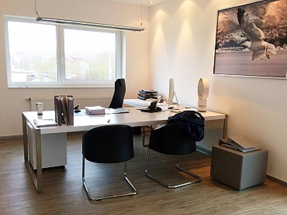 Helles Büro des Steuerbüros in Baden-Württemberg, gestaltet von Bäuerlein Objektdesign.