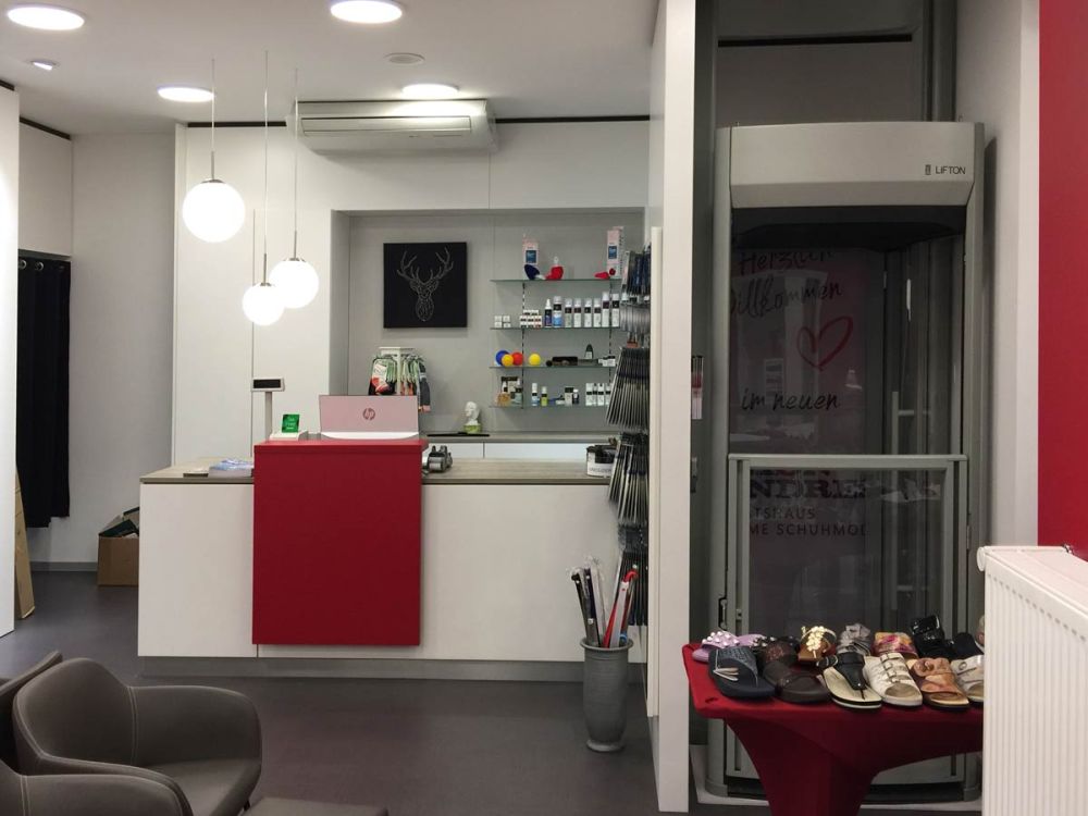 Kassentheke mit nebenan platziertem Aufzug 