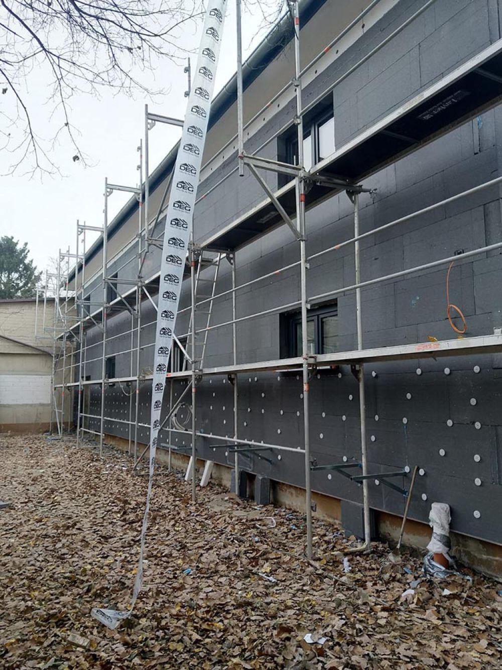 Bild von den laufenden Fassadenarbeiten am Sanitätshaus Förster in Frankfurt. Experten von Bäuerlein Objektdesign verbessern und verschönern die äußere Gestaltung des Gebäudes.