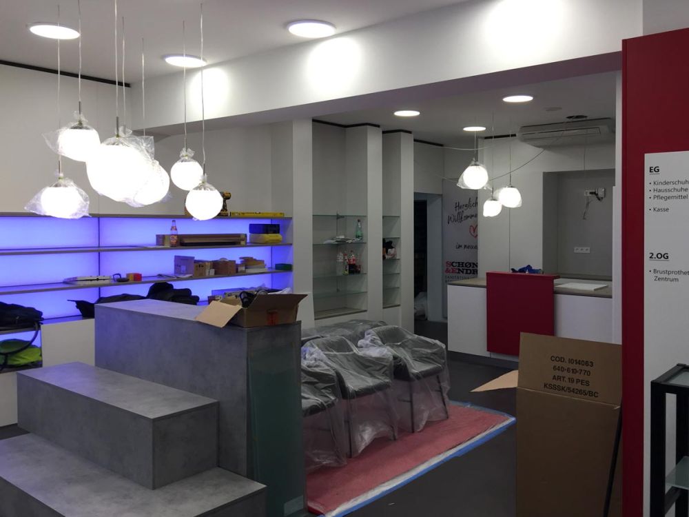 Der beleuchtete Verkaufsraum