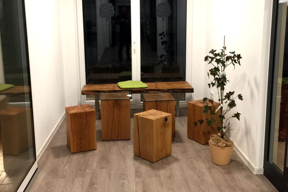 Bild einer Sitzecke mit Hockern im Eingangsbereich des Restaurants in Baden-Württemberg, gestaltet von Bäuerlein Objektdesign.