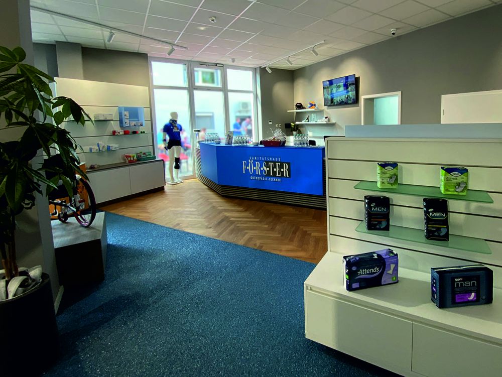 Blick auf die blau gestaltete Kassentheke im Sanitätshaus Förster in Frankfurt. Modernes Design für eine professionelle Kundenbertreuung.