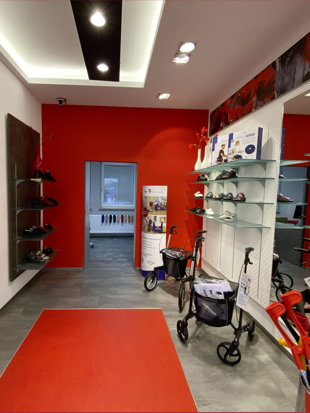 Flur mit Regalen im Sanitätshaus, gestaltet von Bäuerlein Objektdesign.