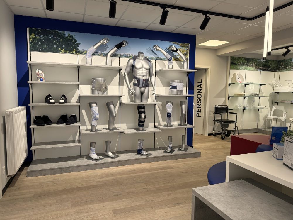 Jede Fläche wurde individuell auf die räumlichen Gegebenheiten und die Produktanforderungen abgestimmt. 
Das Ergebnis: Präsentationsflächen, die nicht nur funktional überzeugen, sondern auch gestalterisch zum hochwertigen Gesamteindruck des Sanitätshauses beitragen.