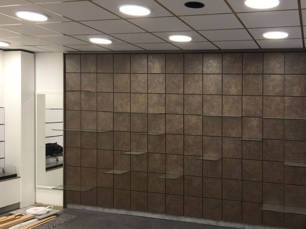 Maßgeschneiderte Wandgestaltung im Ladenausbau
