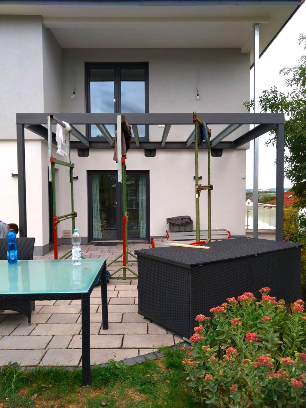 Terrasse mit stilvollem Sonnendach.