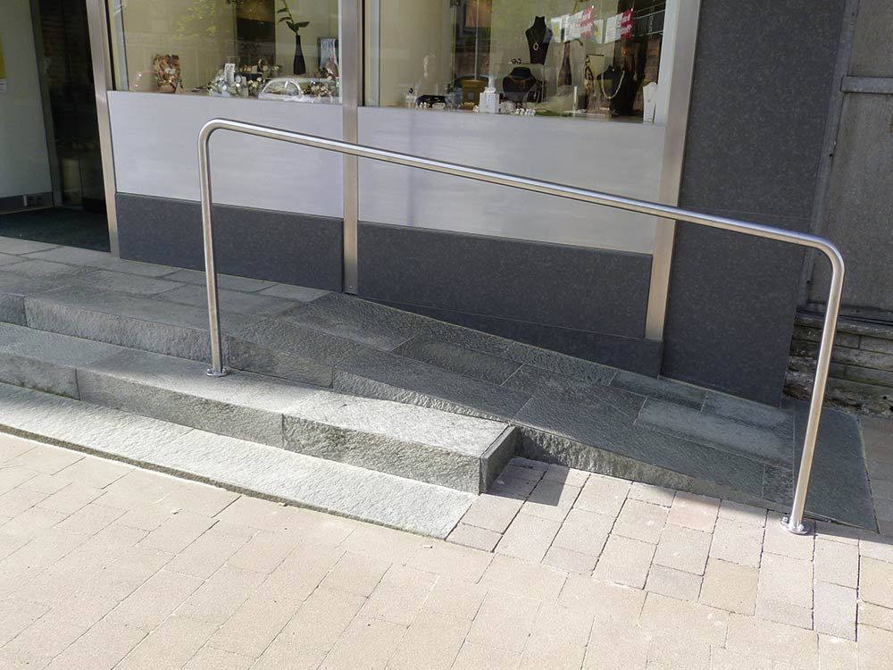 Nahaufnahme der barrierefreien Rollstuhlrampe.