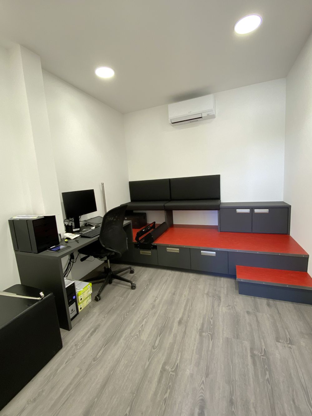 Kabine mit Maßpodest zur Anpassung und Anprobe von orthopädischen Schuhen und Einlagen im Fischer Fussfit in Burglengenfeld.