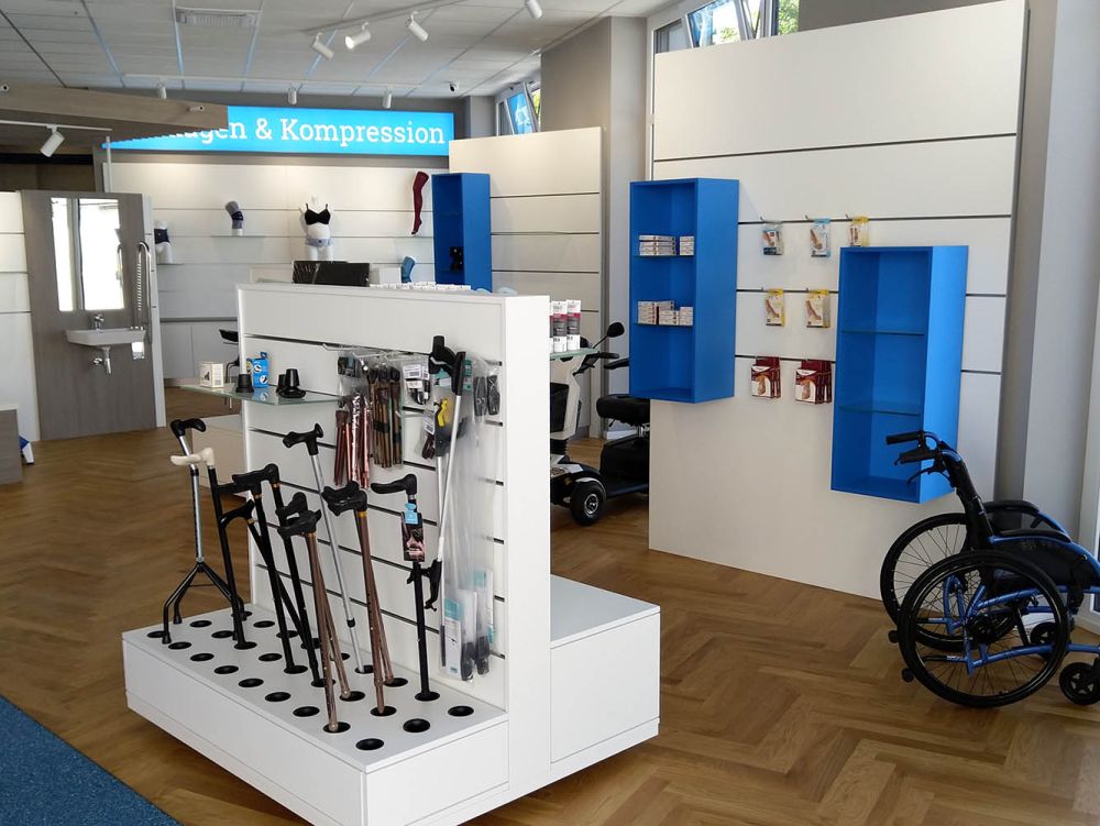 Individuell gestaltete Möbel im Sanitätshaus bieten funktionale Präsentationsflächen für orthopädische Hilfsmittel. Die maßgefertigten Elemente sind auf die Produkte und Anforderungen abgestimmt und verbinden praktischen Nutzen mit hochwertigem Design.
