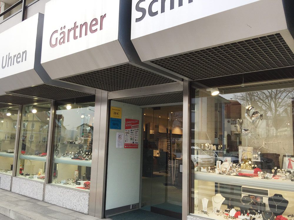 Eingangsbereich mit einladenden Schaufenstern.