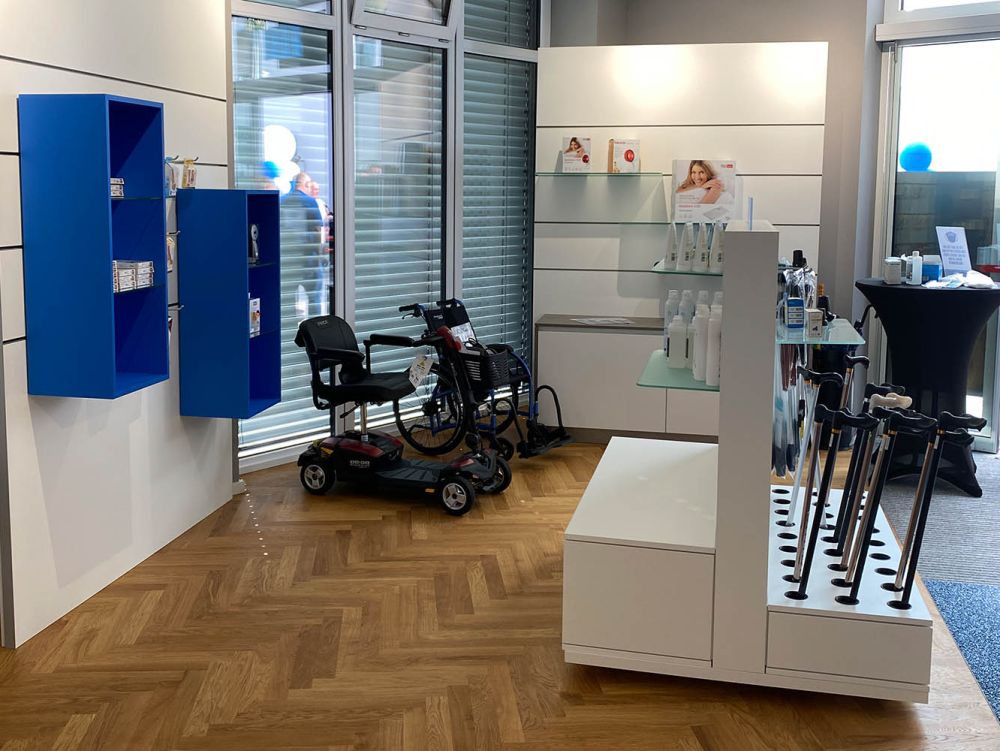 Individuell gestaltete Möbel im Sanitätshaus bieten funktionale Präsentationsflächen für orthopädische Hilfsmittel. Die maßgefertigten Elemente sind auf die Produkte und Anforderungen abgestimmt und verbinden praktischen Nutzen mit hochwertigem Design.