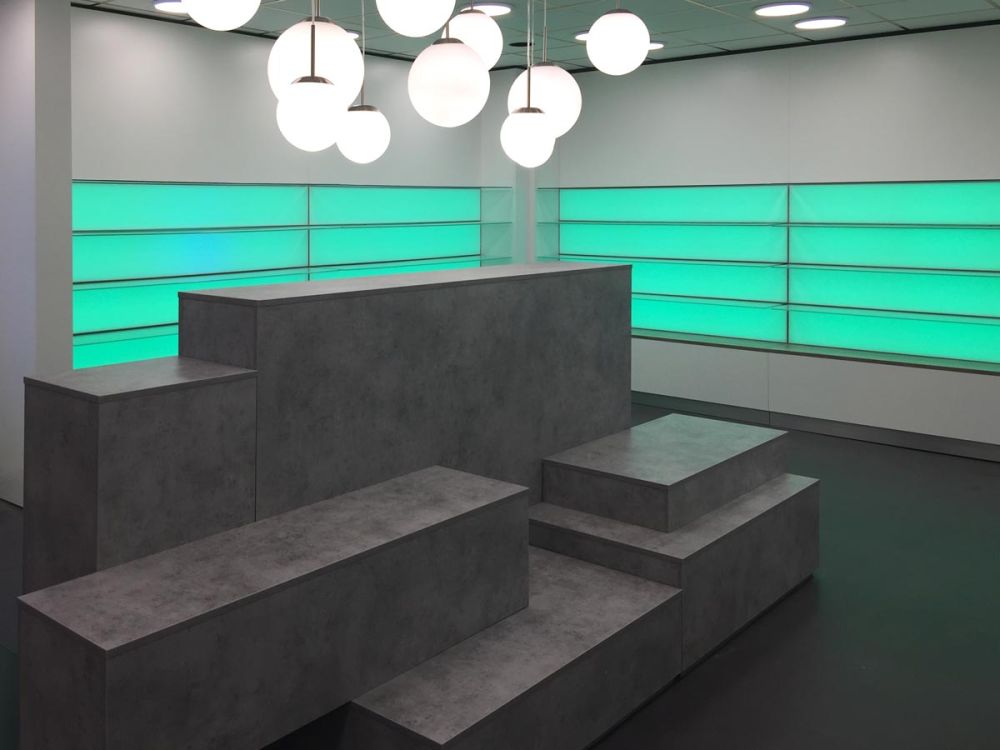 Ladenbaukonzept mit beleuchteten Regalen