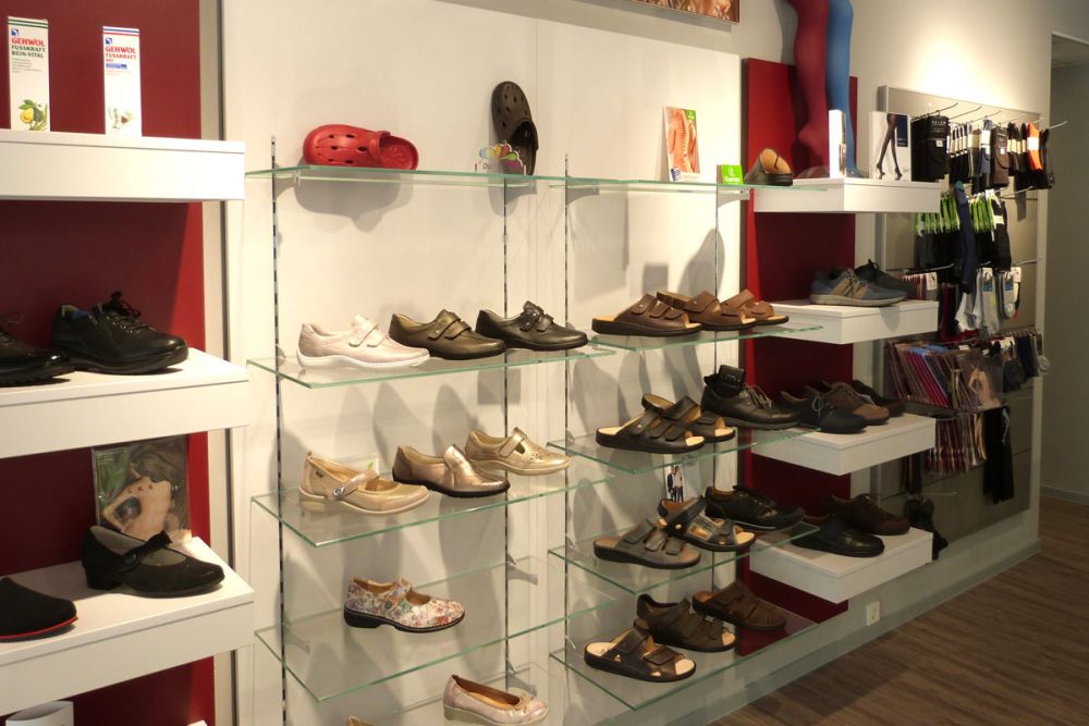 Ein Wandregal mit Schuhen in unserem Ladendesign.